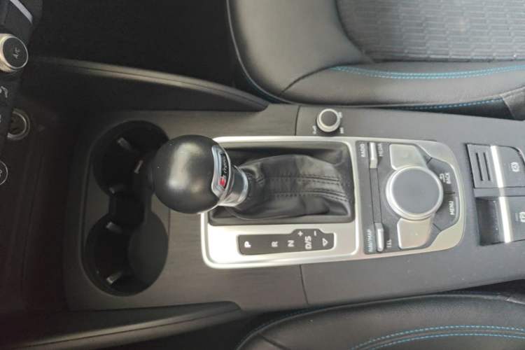 Used Audi A3 2020 Limousine 35 TFSI Fashion Edition China VI Emission Standard Gear Lever