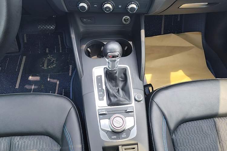 Used Audi A3 2020 Sportback 35 TFSI Fashion Edition China VI Emission Standard Gear Lever
