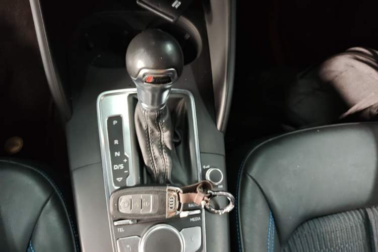 Used Audi A3 2020 Limousine 35 TFSI Fashion Edition China VI Emission Standard Gear Lever
