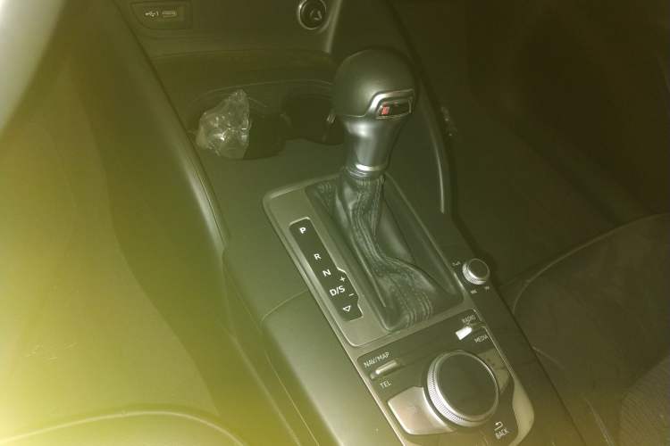Used Audi A3 2020 Limousine 35 TFSI Fashion Edition China VI Emission Standard Gear Lever