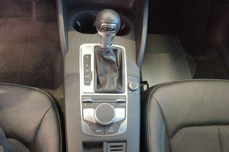 Used Audi A3 2020 Limousine 35 TFSI Fashion Edition China VI Emission Standard Gear Lever