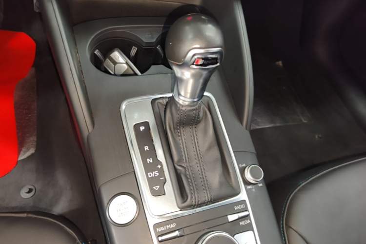 Used Audi A3 2020 Limousine 35 TFSI Fashion Edition China VI Emission Standard Gear Lever