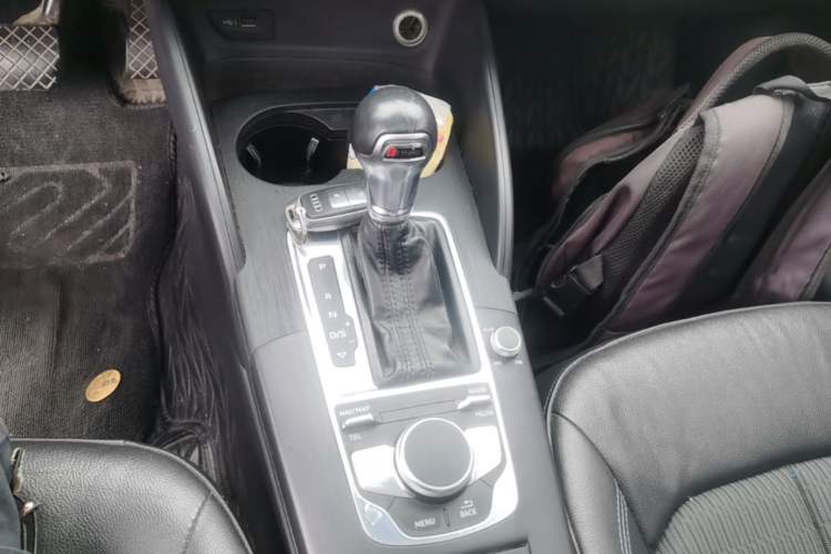 Used Audi A3 2020 Limousine 35 TFSI Fashion Edition China VI Emission Standard Gear Lever
