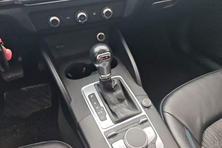 Used Audi A3 2020 Limousine 35 TFSI Fashion Edition China VI Emission Standard Gear Lever
