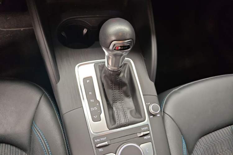 Used Audi A3 2020 Limousine 35 TFSI Fashion Edition China VI Emission Standard Gear Lever