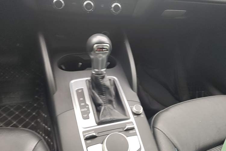 Used Audi A3 2020 Limousine 35 TFSI Fashion Edition China VI Emission Standard Gear Lever