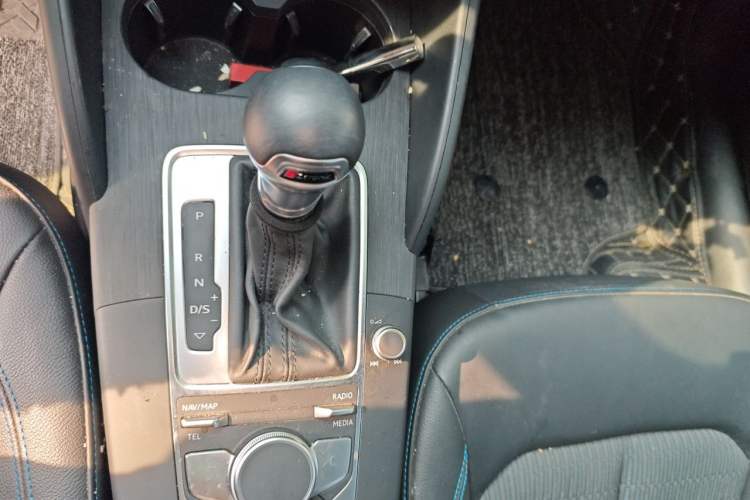 Used Audi A3 2020 Limousine 35 TFSI Fashion Edition China VI Emission Standard Gear Lever