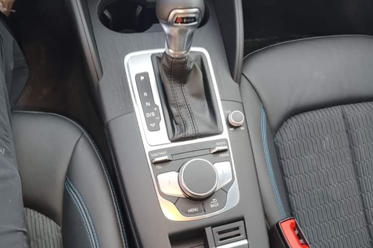 Used Audi A3 2020 Sportback 35 TFSI Fashion Edition China VI Emission Standard Gear Lever