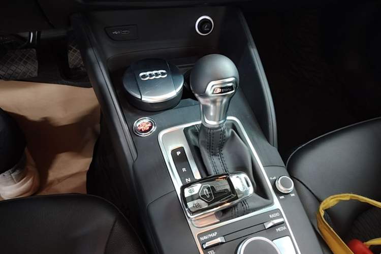 Used Audi A3 2020 Limousine 35 TFSI Fashion Edition China VI Emission Standard Gear Lever