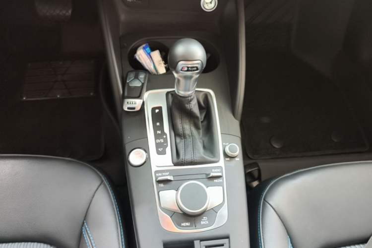 Used Audi A3 2020 Limousine 35 TFSI Fashion Edition China VI Emission Standard Gear Lever