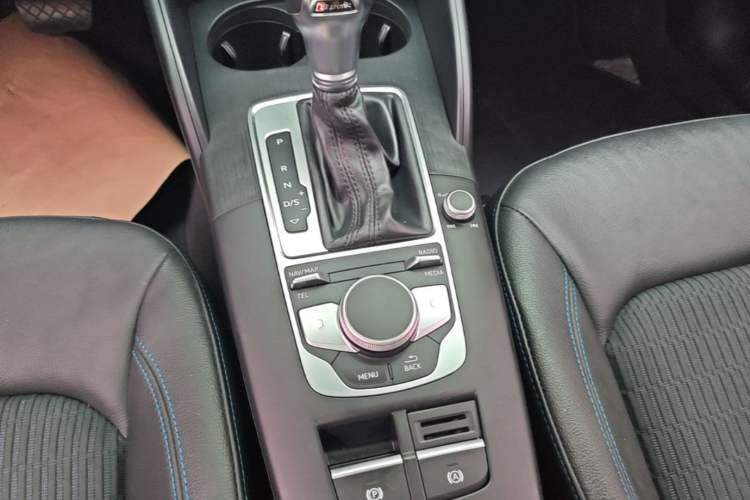 Used Audi A3 2020 Limousine 35 TFSI Fashion Edition China VI Emission Standard Gear Lever
