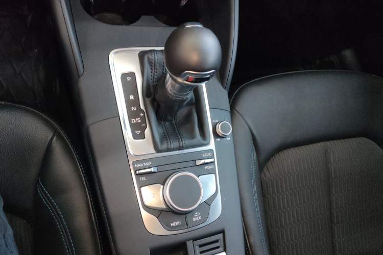 Used Audi A3 2020 Limousine 35 TFSI Fashion Edition China VI Emission Standard Gear Lever