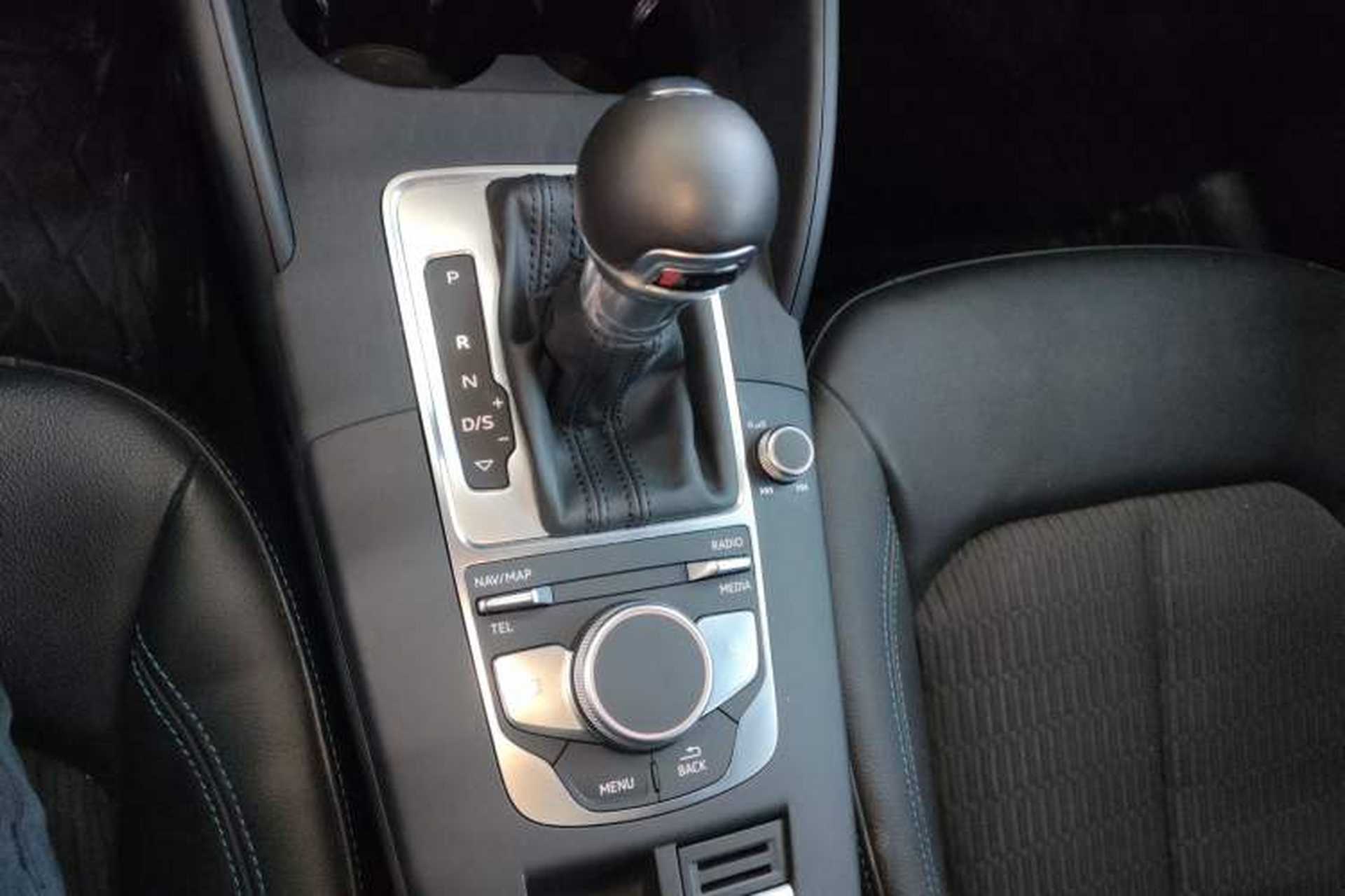 Used Audi A3 2020 Limousine 35 TFSI Fashion Edition China VI Emission Standard Gear Lever