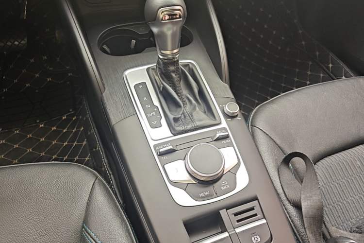 Used Audi A3 2020 Limousine 35 TFSI Fashion Edition China VI Emission Standard Gear Lever