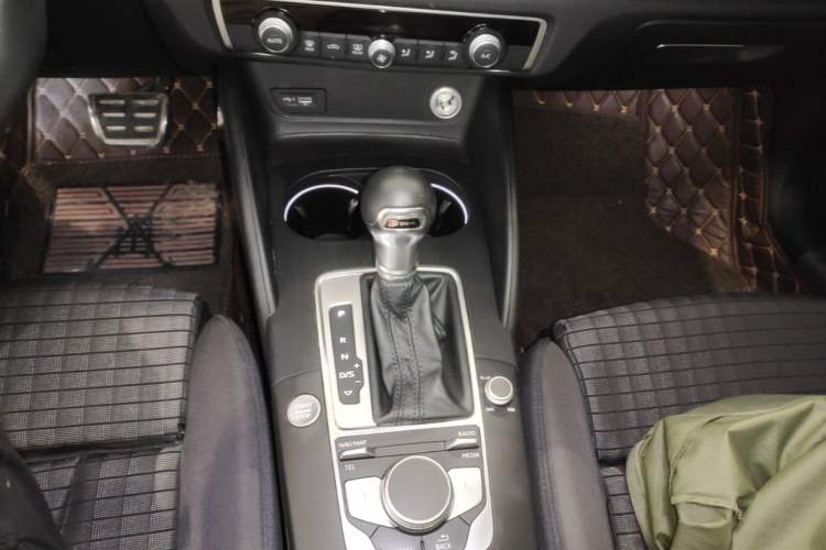 Used Audi A3 2020 Limousine 35 TFSI Sporty Version China VI Gear Lever
