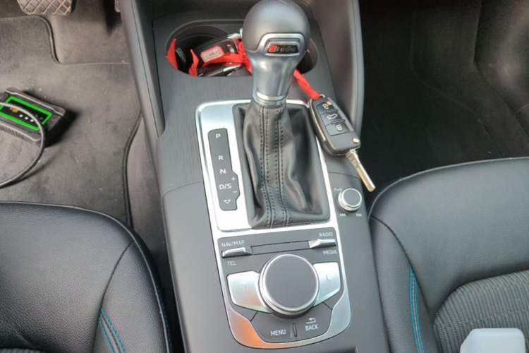 Used Audi A3 2020 Limousine 35 TFSI Fashion Edition China VI Emission Standard Gear Lever