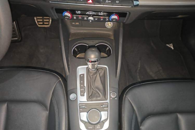 Used Audi A3 2020 Limousine 35 TFSI Style Edition China VI Emission Standard Gear Lever