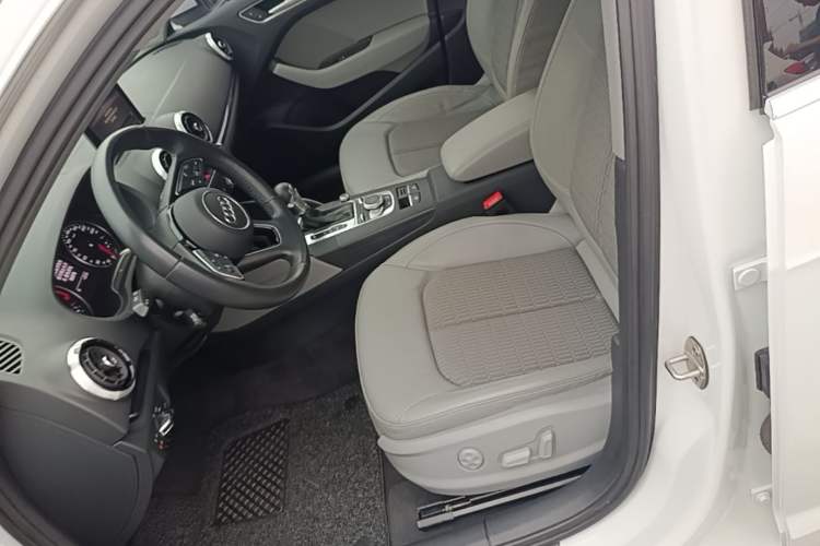 Used Audi A3 2020 Sportback 35 TFSI Fashion Edition China VI Emission Standard Left Front Seat