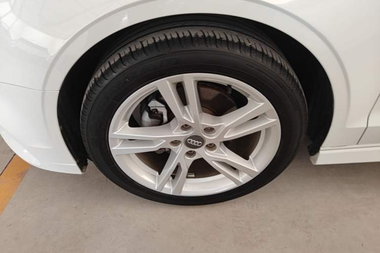 Used Audi A3 2020 Limousine 35 TFSI Fashion Edition China VI Emission Standard Left Front Wheel Hub