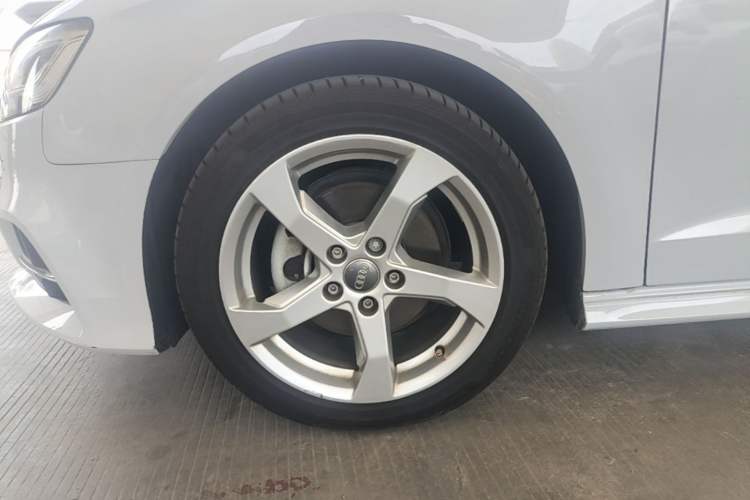 Used Audi A3 2020 Sportback 35 TFSI Fashion Edition China VI Emission Standard Left Front Wheel Hub