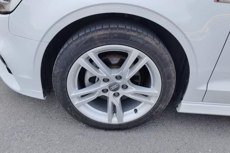Used Audi A3 2020 Limousine 35 TFSI Fashion Edition China VI Emission Standard Left Front Wheel Hub