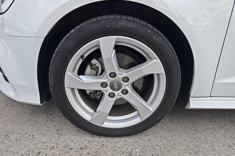 Used Audi A3 2020 Sportback 35 TFSI Fashion Edition China VI Emission Standard Left Front Wheel Hub