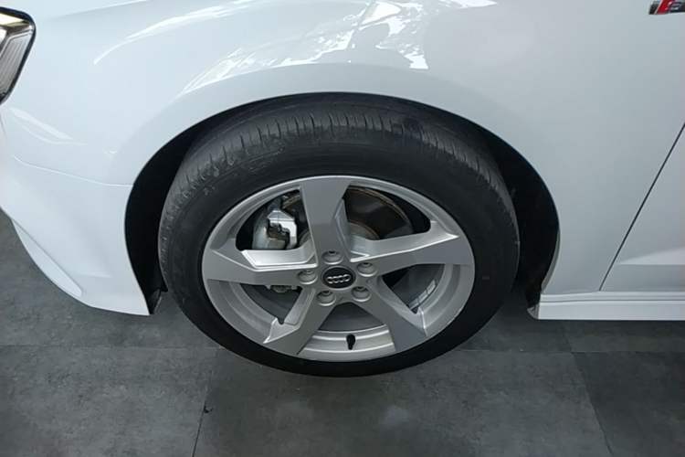 Used Audi A3 2020 Sportback 35 TFSI Fashion Edition China VI Emission Standard Left Front Wheel Hub