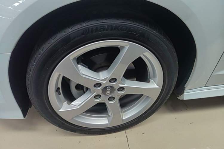 Used Audi A3 2020 Sportback 35 TFSI Fashion Edition China VI Emission Standard Left Front Wheel Hub