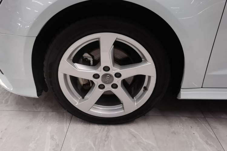 Used Audi A3 2020 Sportback 35 TFSI Fashion Edition China VI Emission Standard Left Front Wheel Hub