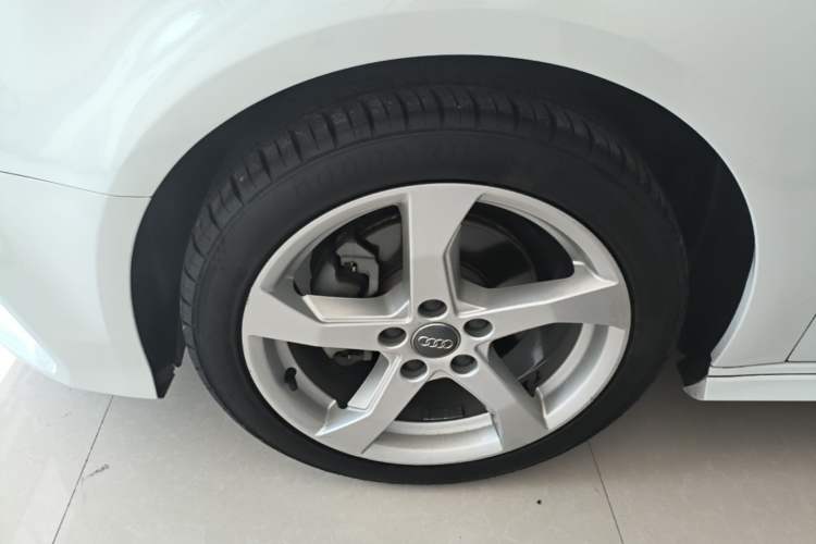 Used Audi A3 2020 Sportback 35 TFSI Fashion Edition China VI Emission Standard Left Front Wheel Hub