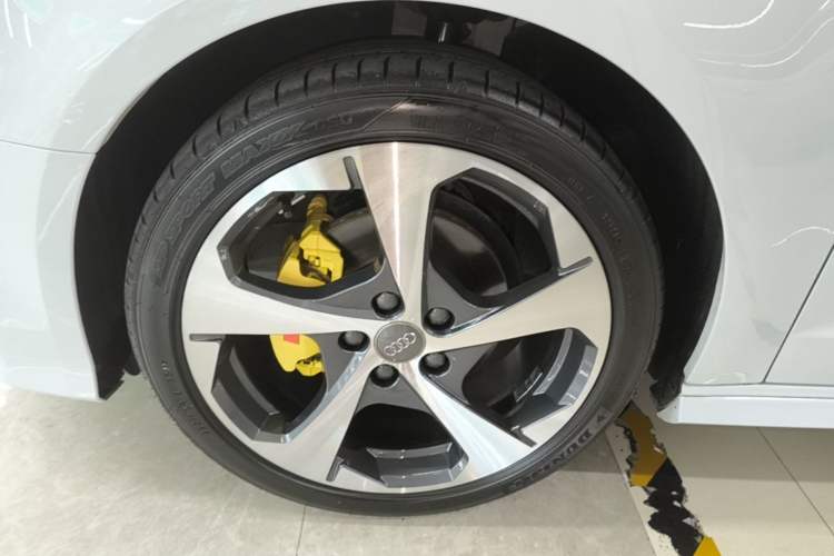 Used Audi A3 2020 Sportback 35 TFSI Fashion Edition China VI Emission Standard Left Front Wheel Hub