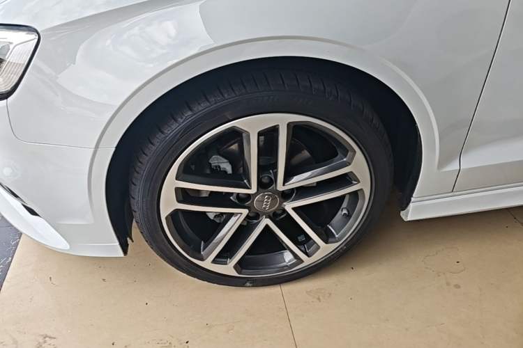 Used Audi A3 2020 Limousine 35 TFSI Fashion Edition China VI Emission Standard Left Front Wheel Hub