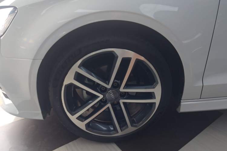 Used Audi A3 2020 Limousine 35 TFSI Fashion Edition China VI Emission Standard Left Front Wheel Hub