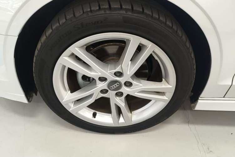 Used Audi A3 2020 Limousine 35 TFSI Fashion Edition China VI Emission Standard Left Front Wheel Hub