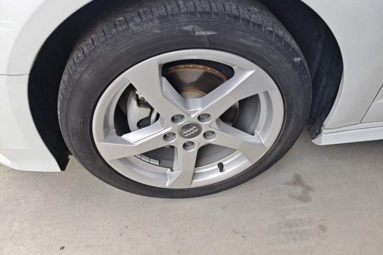 Used Audi A3 2020 Sportback 35 TFSI Fashion Edition China VI Emission Standard Left Front Wheel Hub