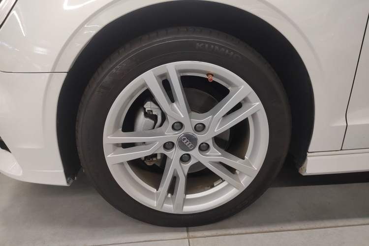 Used Audi A3 2020 Limousine 35 TFSI Fashion Edition China VI Emission Standard Left Front Wheel Hub