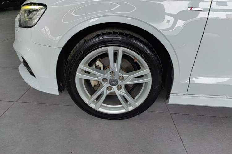 Used Audi A3 2020 Limousine 35 TFSI Fashion Edition China VI Emission Standard Left Front Wheel Hub
