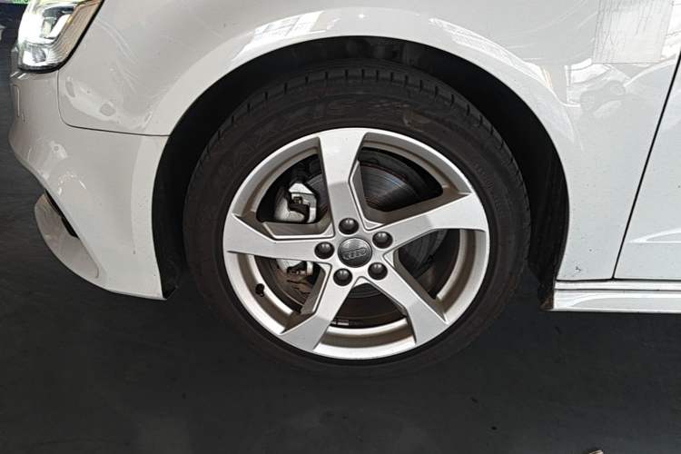 Used Audi A3 2020 Sportback 35 TFSI Fashion Edition China VI Emission Standard Left Front Wheel Hub