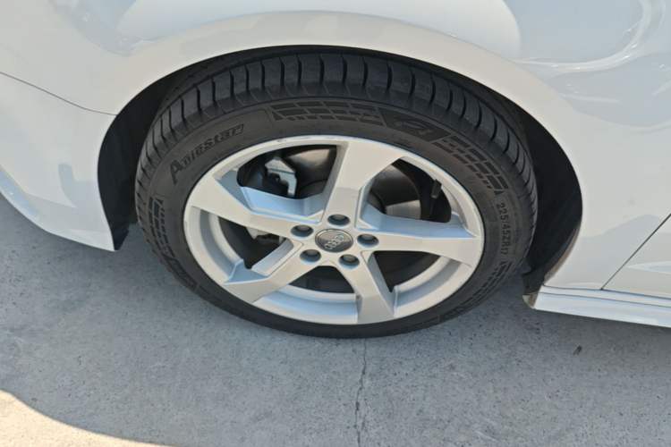 Used Audi A3 2020 Sportback 35 TFSI Fashion Edition China VI Emission Standard Left Front Wheel Hub