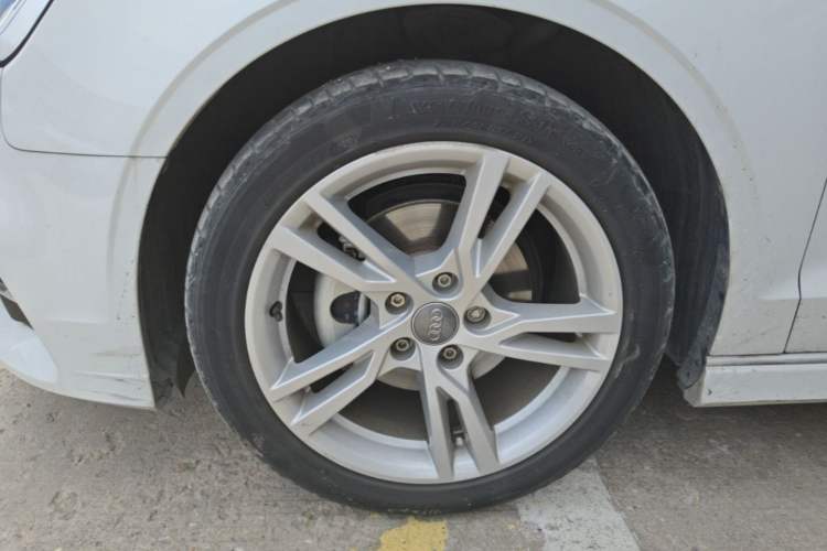 Used Audi A3 2020 Limousine 35 TFSI Fashion Edition China VI Emission Standard Left Front Wheel Hub