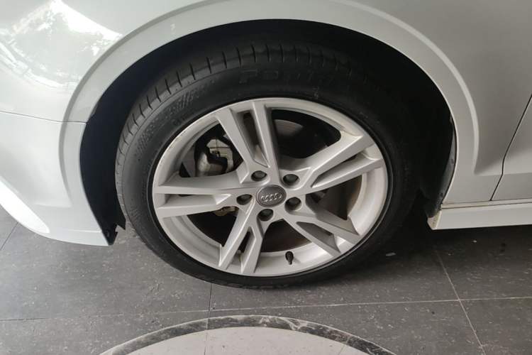 Used Audi A3 2020 Limousine 35 TFSI Fashion Edition China VI Emission Standard Left Front Wheel Hub