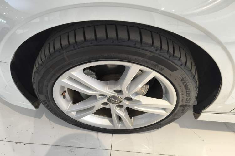 Used Audi A3 2020 Limousine 35 TFSI Fashion Edition China VI Emission Standard Left Front Wheel Hub