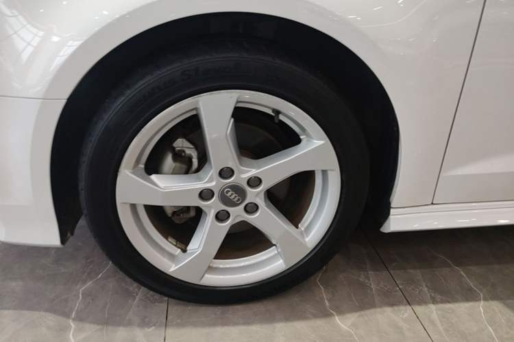 Used Audi A3 2020 Sportback 35 TFSI Fashion Edition China VI Emission Standard Left Front Wheel Hub
