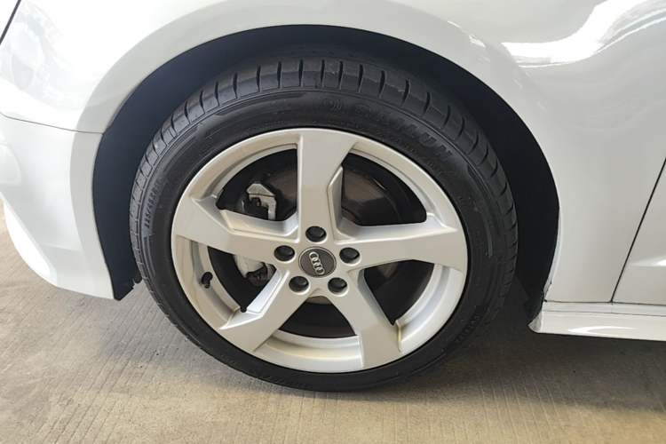 Used Audi A3 2020 Sportback 35 TFSI Fashion Edition China VI Emission Standard Left Front Wheel Hub