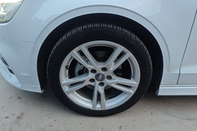 Used Audi A3 2020 Limousine 35 TFSI Fashion Edition China VI Emission Standard Left Front Wheel Hub