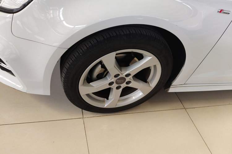 Used Audi A3 2020 Sportback 35 TFSI Fashion Edition China VI Emission Standard Left Front Wheel Hub