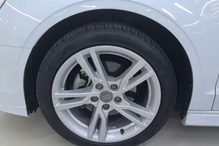 Used Audi A3 2020 Limousine 35 TFSI Fashion Edition China VI Emission Standard Left Front Wheel Hub