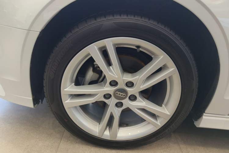 Used Audi A3 2020 Limousine 35 TFSI Fashion Edition China VI Emission Standard Left Front Wheel Hub