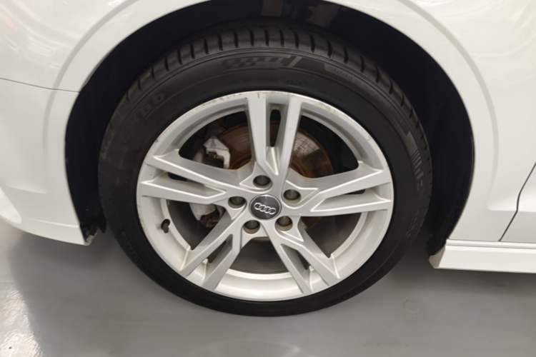 Used Audi A3 2020 Limousine 35 TFSI Fashion Edition China VI Emission Standard Left Front Wheel Hub