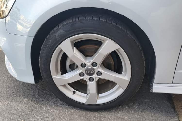Used Audi A3 2020 Sportback 35 TFSI Fashion Edition China VI Emission Standard Left Front Wheel Hub